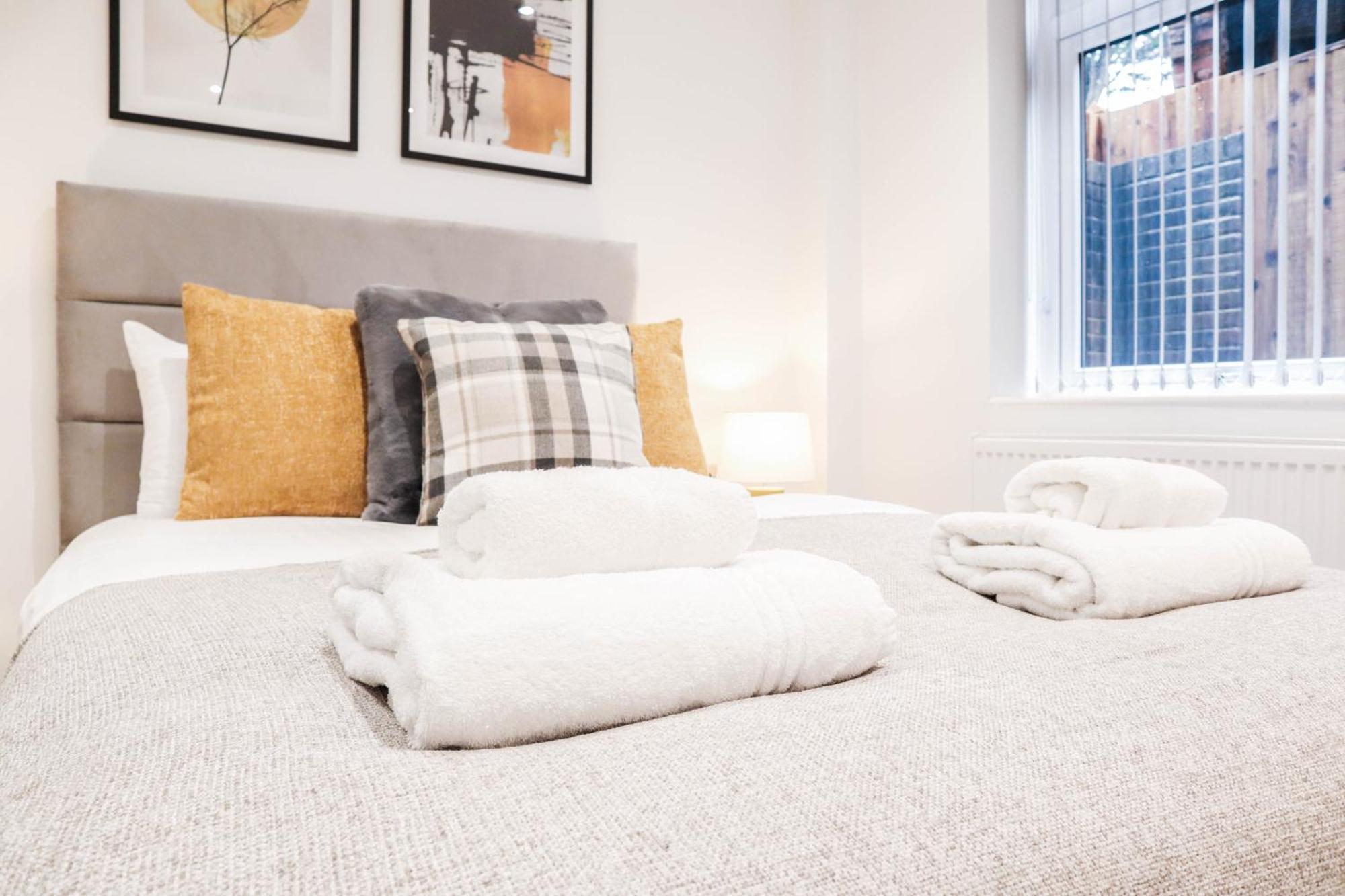 Modern 1-Bed Apartment In Buckinghamshire With Free Wifi, Parking & Garden ハイワイクーム エクステリア 写真